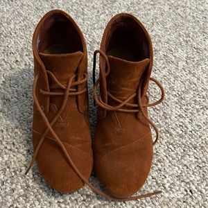 Tom’s Size 8 wedges